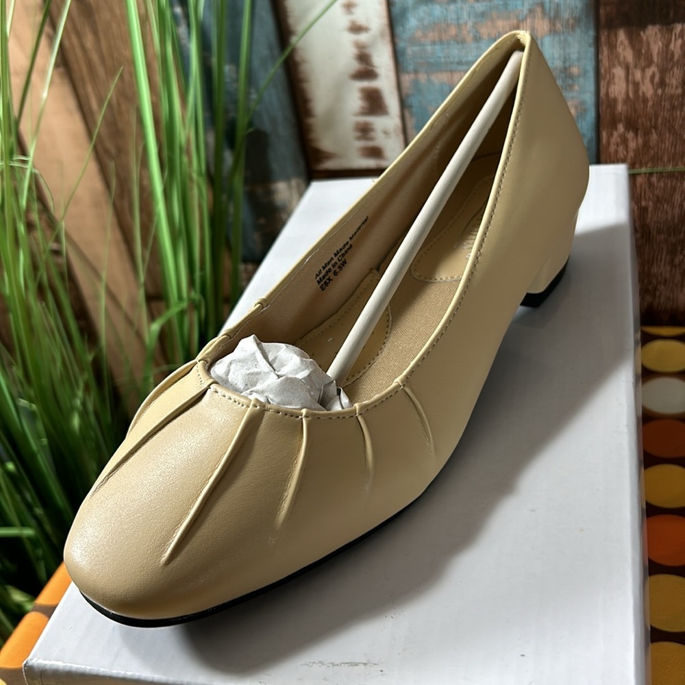 Salon Studio 6.5 tan short heel shoes